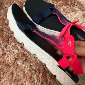 Cute and comfy sketchers sandal. Fuchsia and navy. Size 7